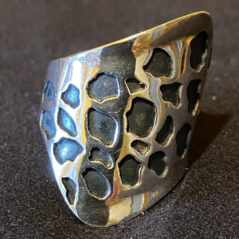 Silver ring marked 925 South Africa (Memon)